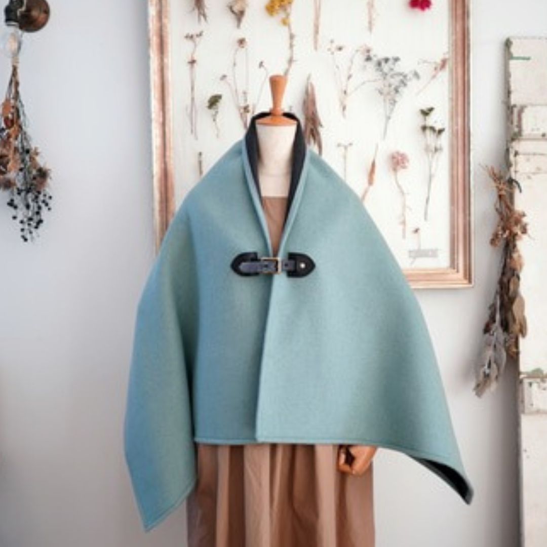 ウールメルトン】ポンチョ ピーコックグリーン（裏地グレー）×黒色