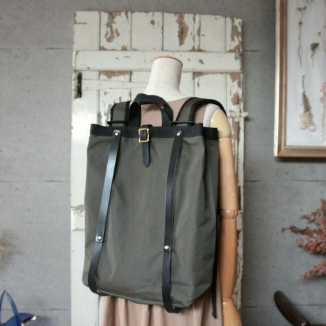 【超軽量】2WAYリュック カーキ×黒色レザー ナイロンキャンバス素材 容量16L 400g